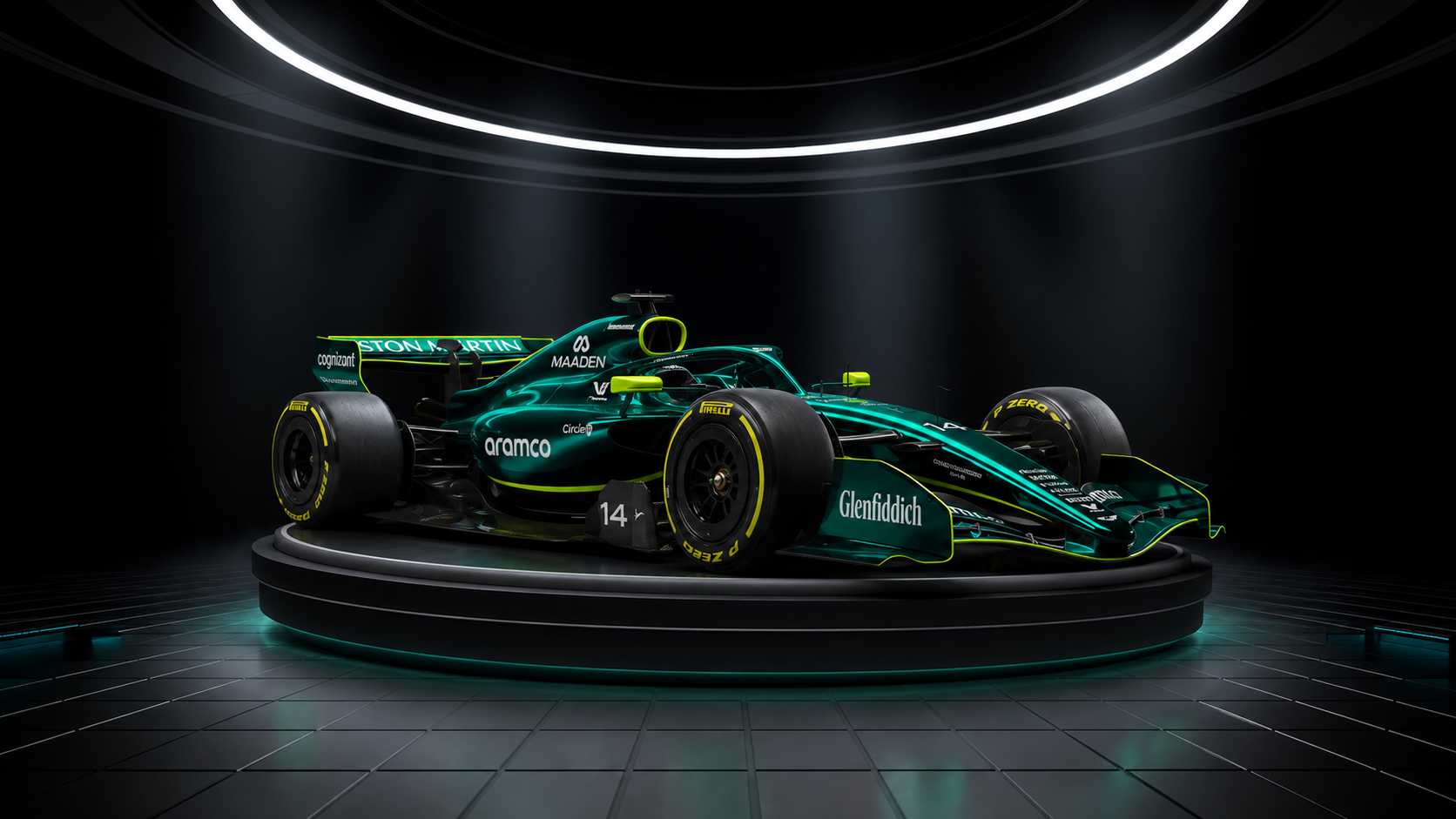 Antalya Formula 1 simülasyonu için podyumdaki Aston Martin yarış aracı
