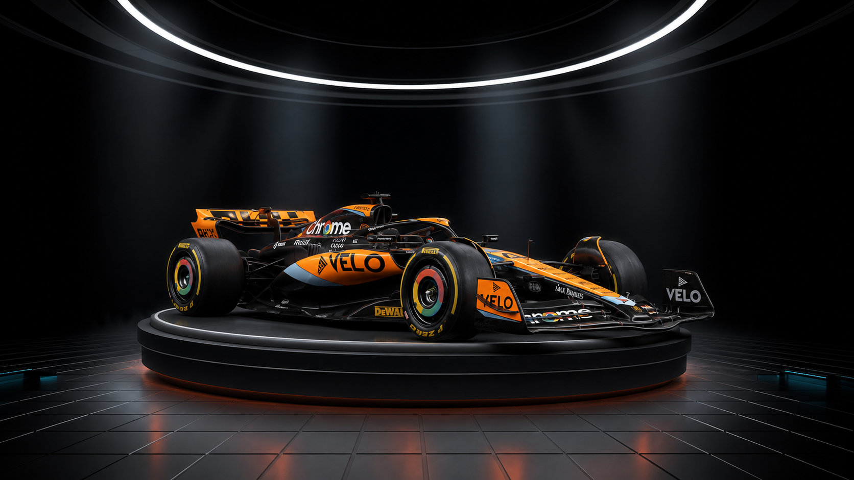 Antalya yarış simülatörü deneyimi için podyumdaki McLaren F1 aracı