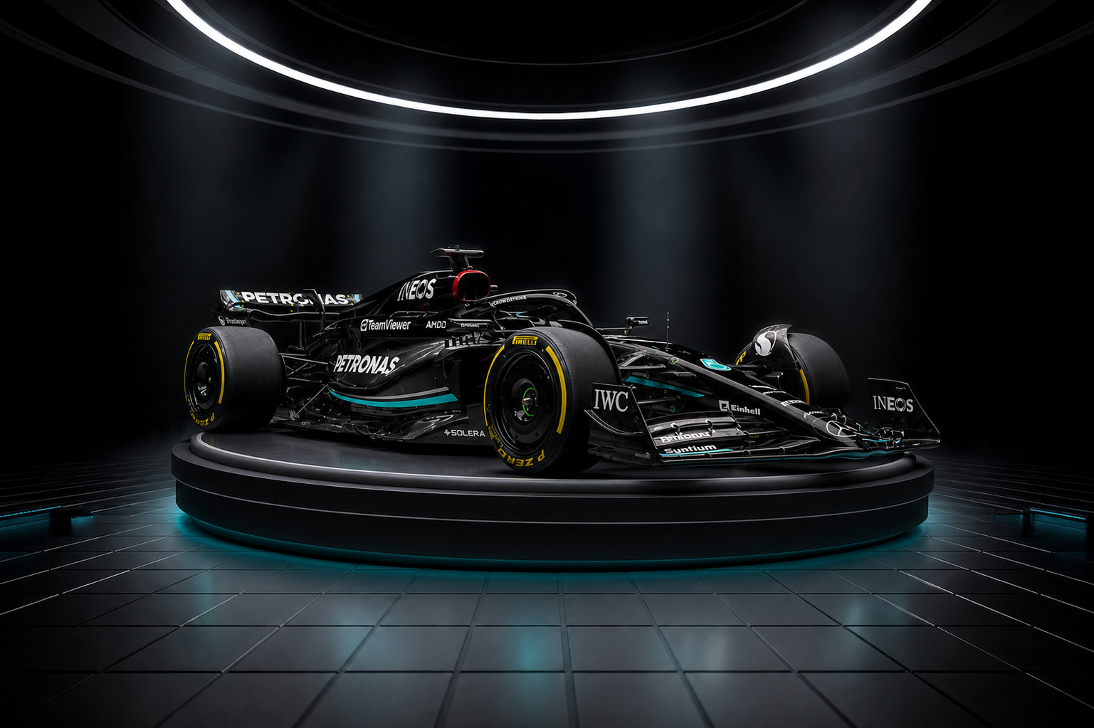 Antalya F1 simülatörü deneyimi için podyumdaki Mercedes yarış aracı