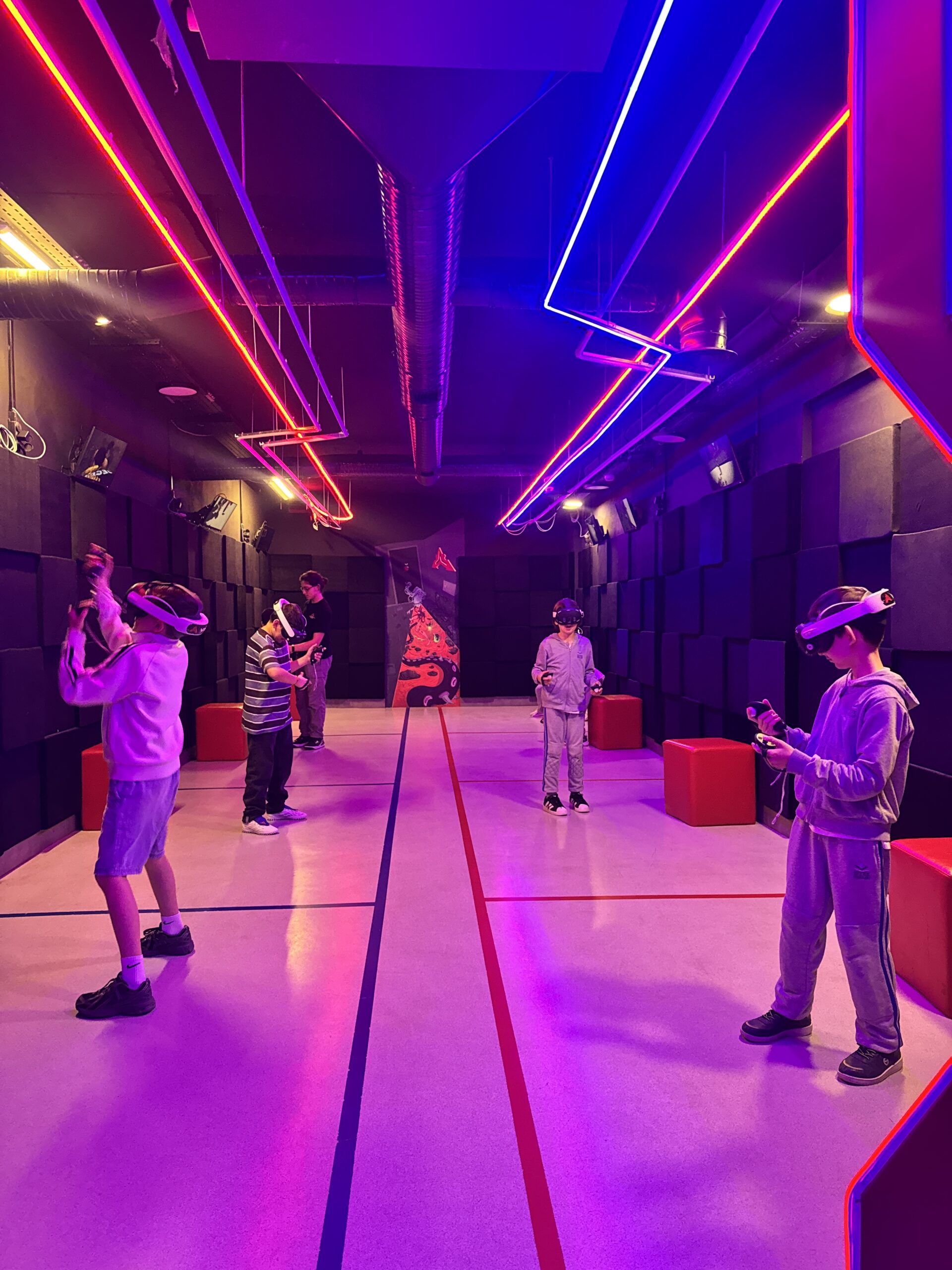Antalya VR oyun salonunda Meta Quest sanal gerçeklik deneyimi