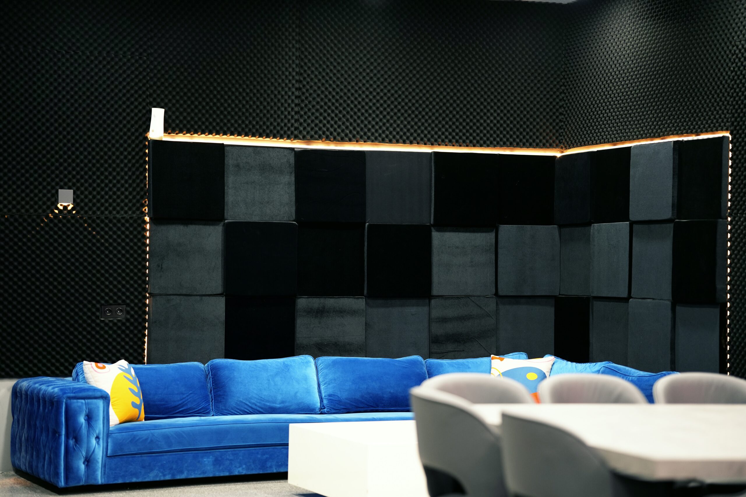Antalya karaoke ve doğum günü parti odasında geniş lounge alanı