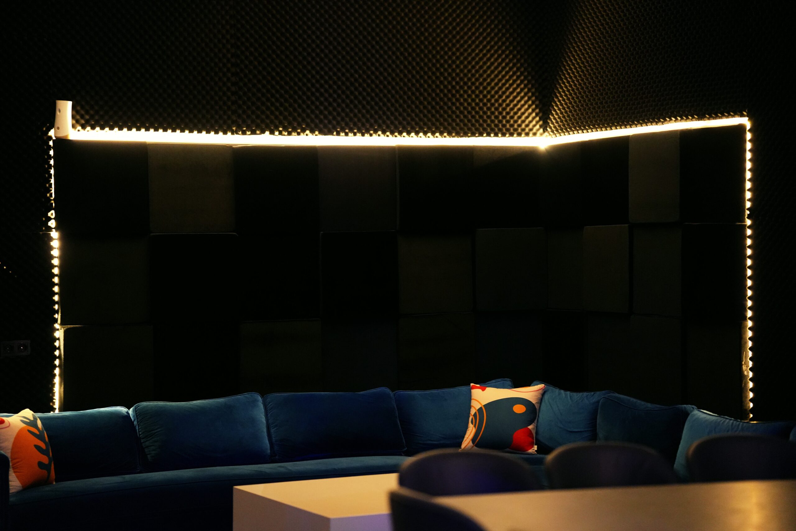 Antalya doğum günü ve karaoke parti odasında rahat oturma alanı