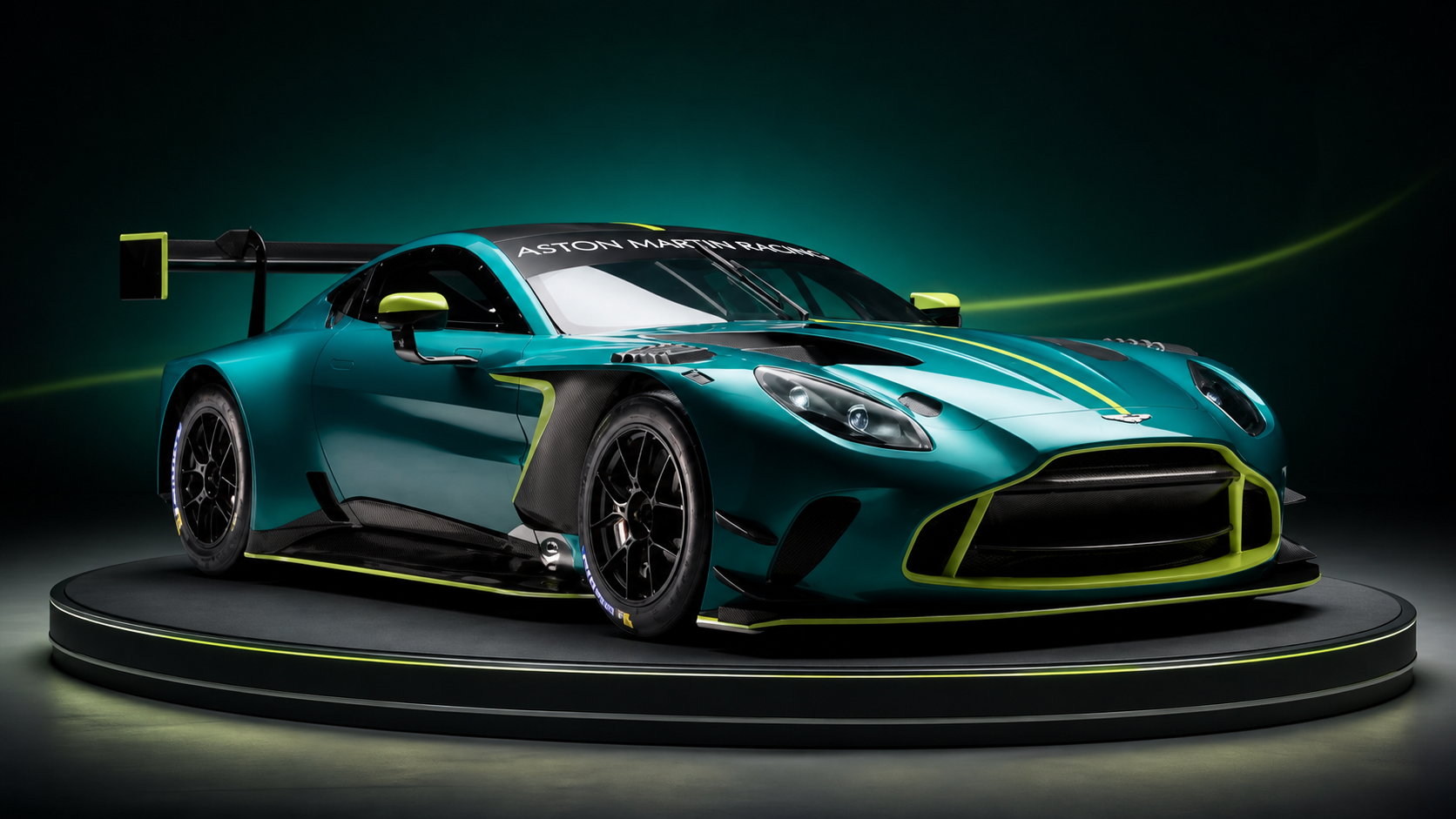 Aston Martin V8 Vantage GT3 – Antalya Direksiyon Oyun Salonu Yumuşak yeşil gradyan fonda Aston Martin V8 Vantage GT3