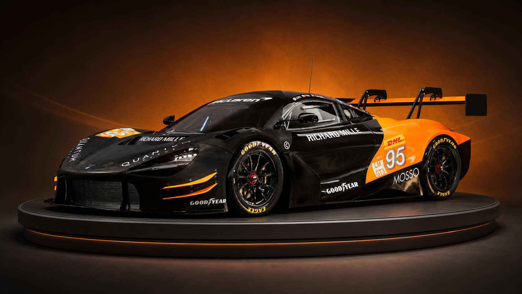 McLaren 720S GT3 Evo – Antalya Araba Yarışı Sinematik stüdyo podyumunda McLaren 720S GT3 Evo yarış otomobili