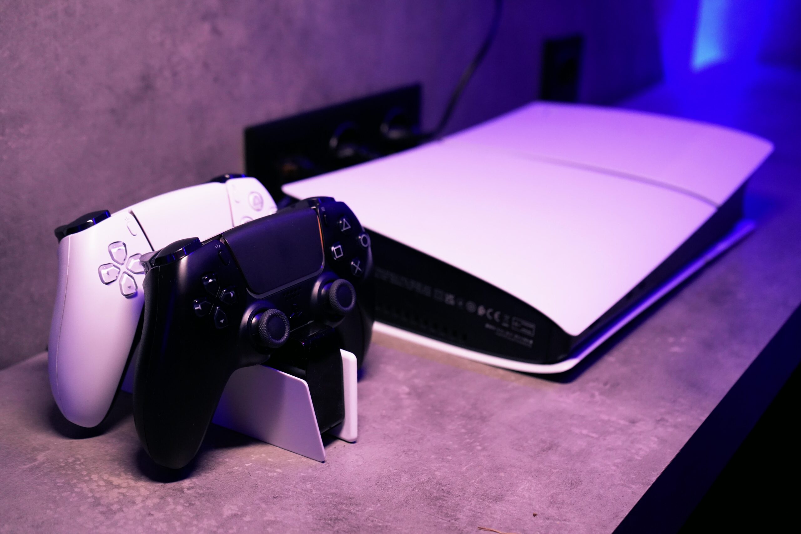 Antalya PlayStation cafe PS5 konsolu ve iki DualSense kumanda