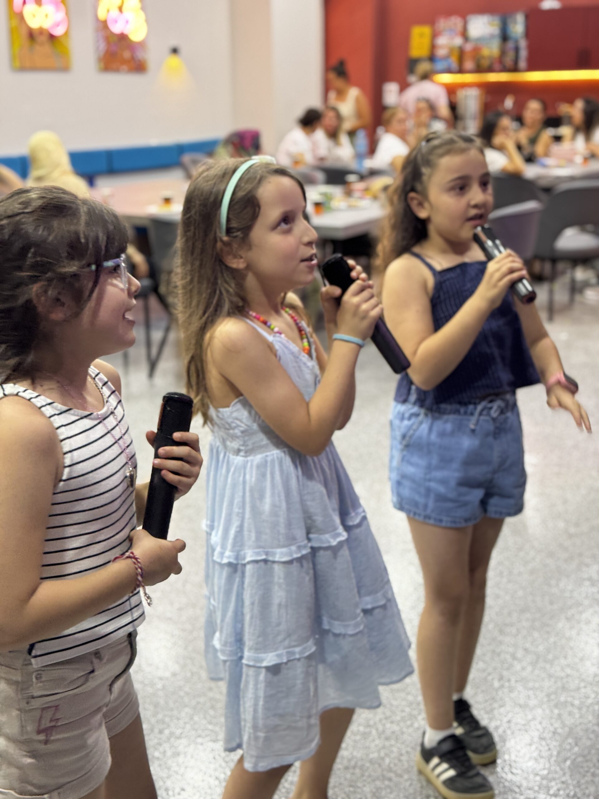 Antalya Çocuk Doğum Günü Kutlaması Antalya'daki çocuk doğum günü kutlamasında karaoke söyleyen üç çocuk