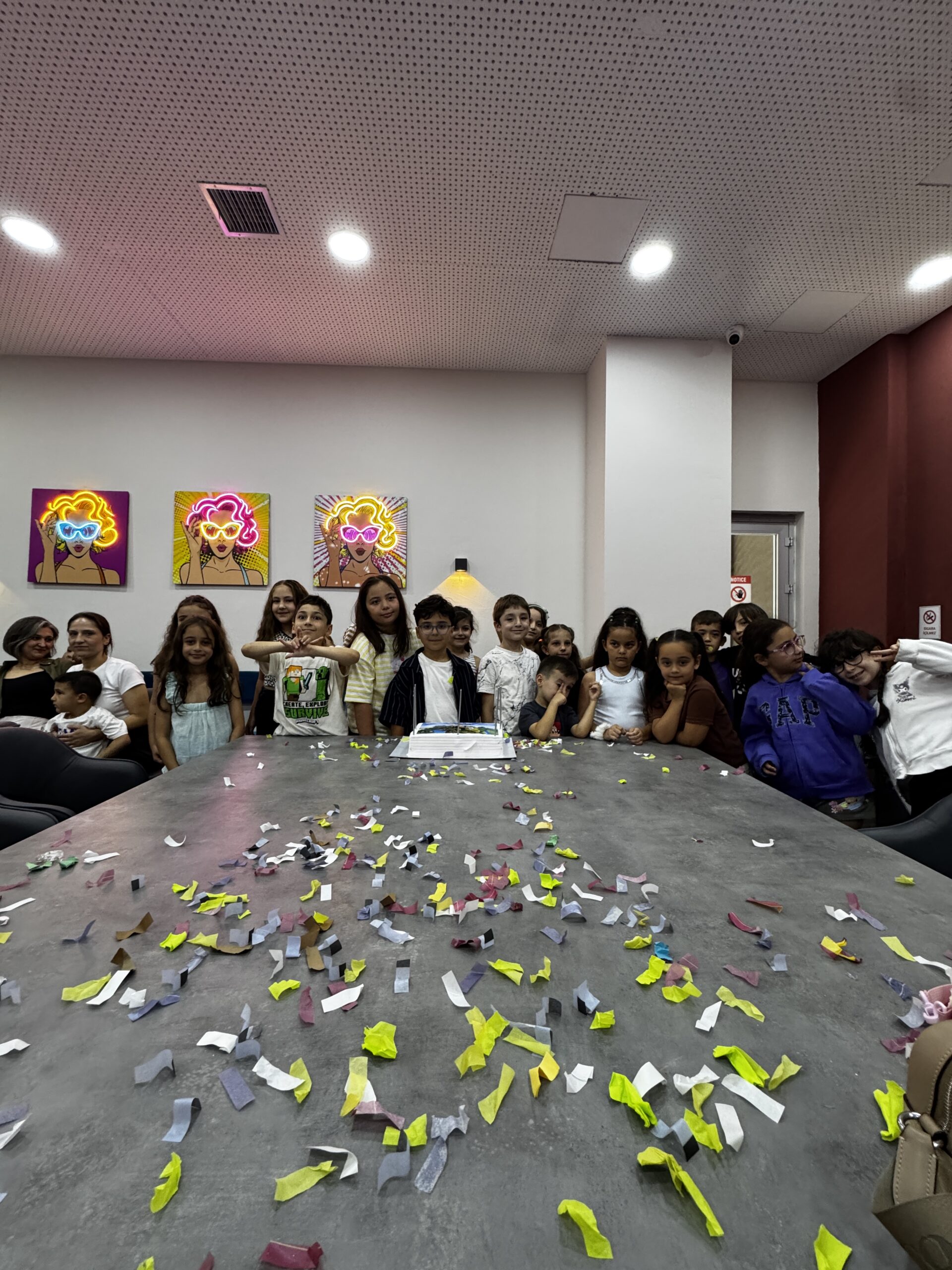 Antalya Doğum Günü Organizasyon Fikirleri Antalya'da doğum günü pastası etrafında toplanan çocuk grubu